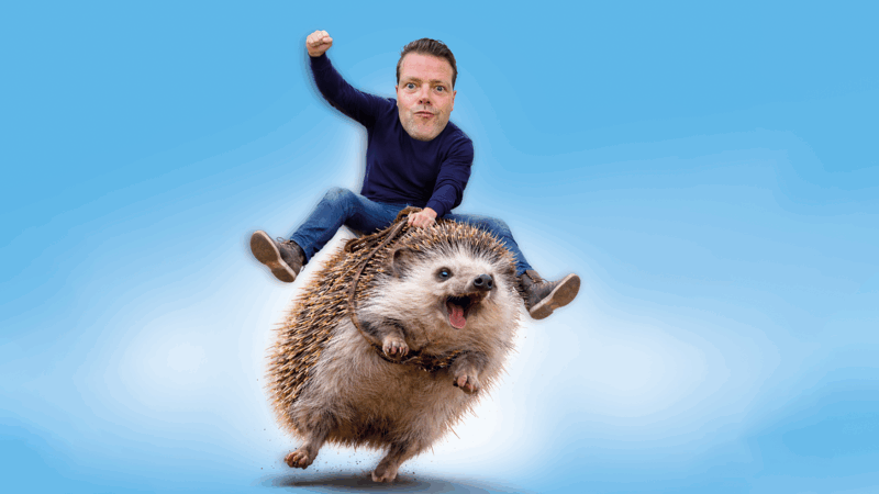 Martijn Koning rijdend op een egeltje met een blauwe achtergrond.