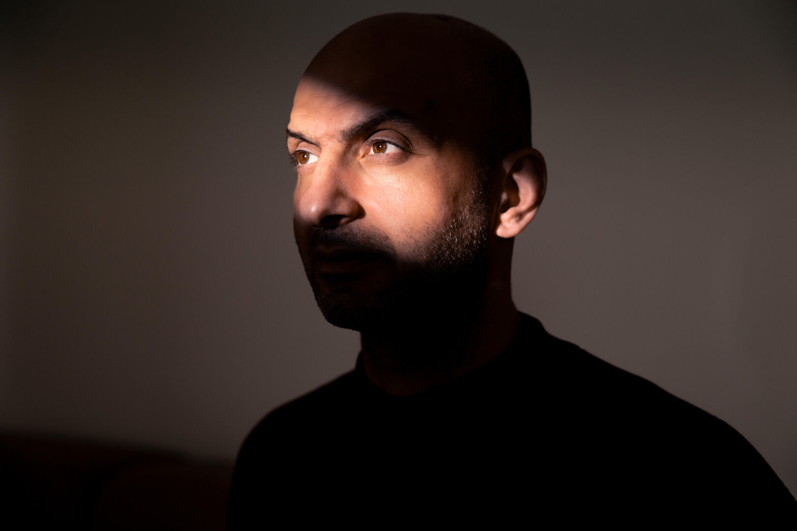 SADETTIN K_FIRST MAN_foto Ruby Cruden_liggend