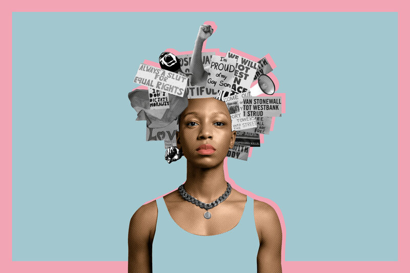Portret van een vrouw met een creatief kapsel van krantenknipsels, tegen een lichtblauwe achtergrond met een roze rand.