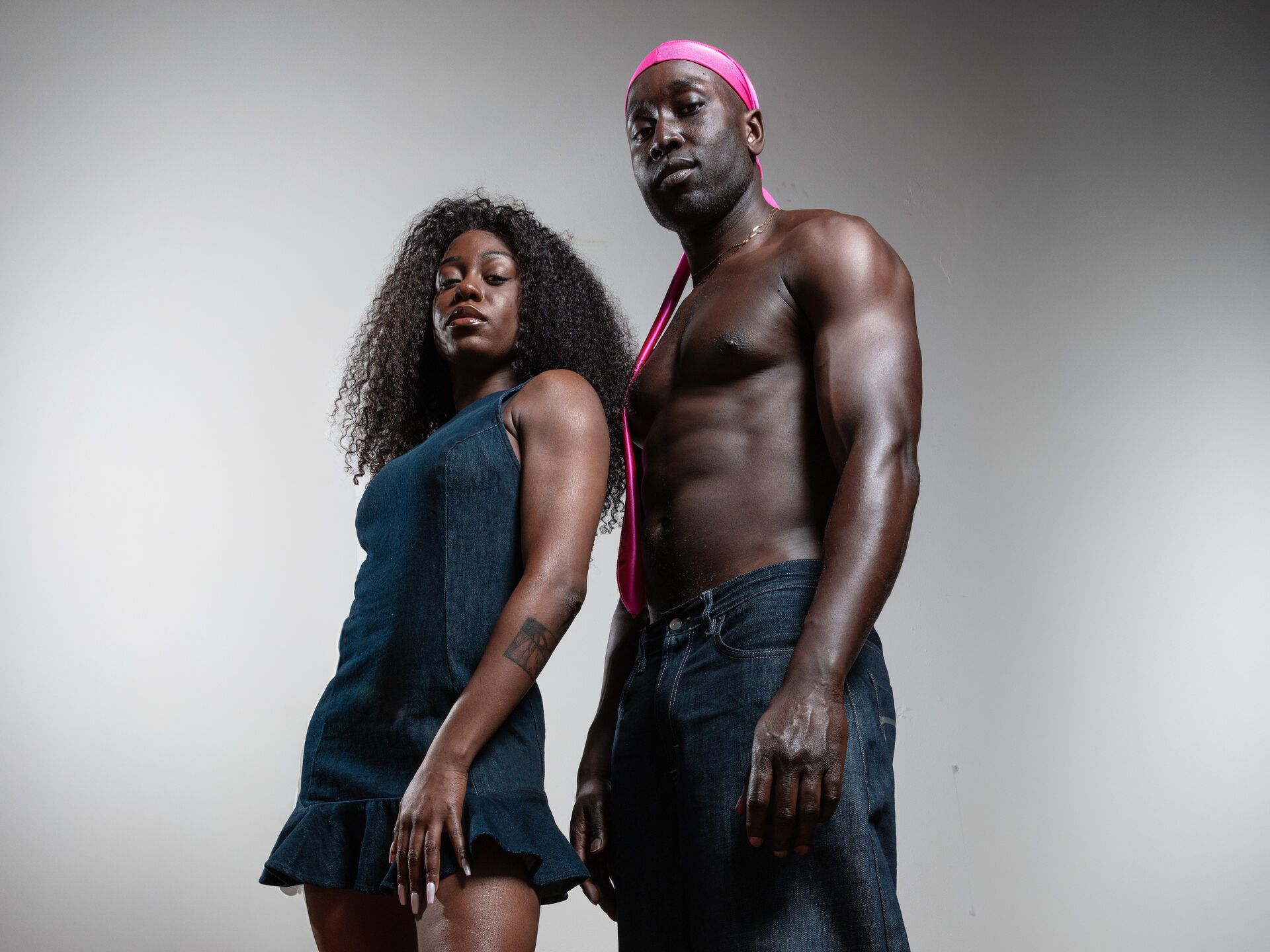 Gavin-Viano en Morena Stuger poseren staand voor de voorstelling Yes-Girl